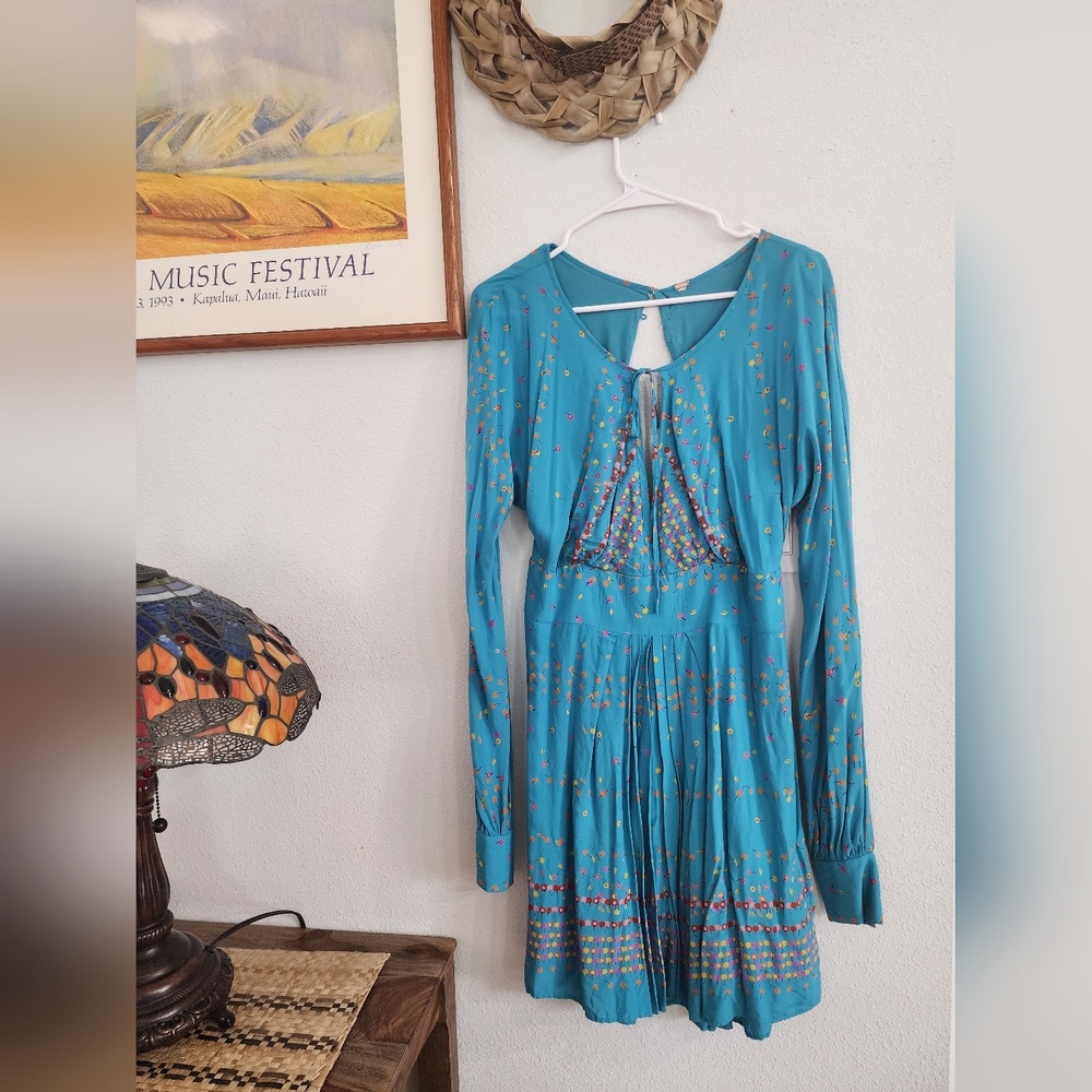 FREE PEOPLE SOLD LOCALLY ********